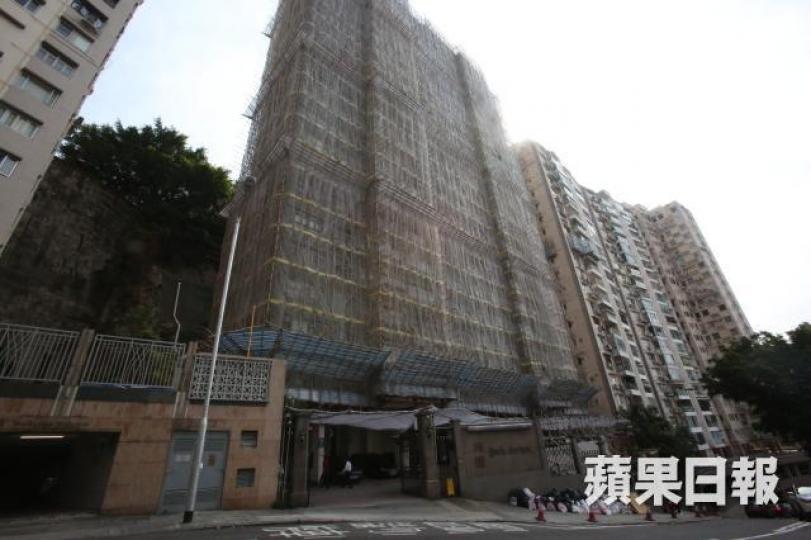 ■大坑徑栢園大廈外牆正搭棚架進行工程。
■大坑徑栢園大廈外牆正搭棚架進行工程。