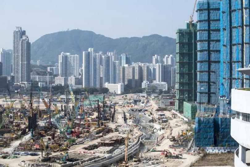 ■中資在香港高價搶地是推高樓價主要元兇,幸遇到中央堵塞走資漏洞,否則香港樓價更高。 資料圖片
■中資在香港高價搶地是推高樓價主要元兇,幸遇到中央堵塞走資漏洞,否則香港樓價更高。 資料圖片