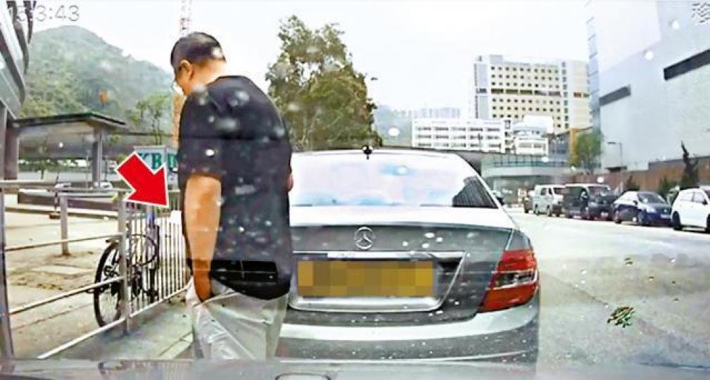 ■車cam片段顯示,一名男子事發時走近涉事私家車,左顧右盼一輪後從褲袋掏出假告票(箭嘴示)放於車頭後離去。
■車cam片段顯示,一名男子事發時走近涉事私家車,左顧右盼一輪後從褲袋掏出假告票(箭嘴示)放於車頭後離去。