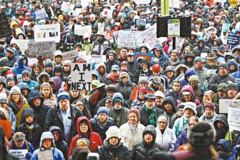 【俄亥俄州】■辛辛那提數千市民冒着大雪示威,為下一代站出來。 美聯社
【俄亥俄州】■辛辛那提數千市民冒着大雪示威,為下一代站出來。 美聯社