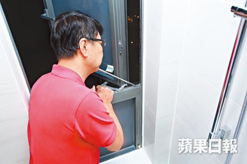 ■廁所洗手盆內防水膠邊有窿要補，否則滲水落櫃底。
