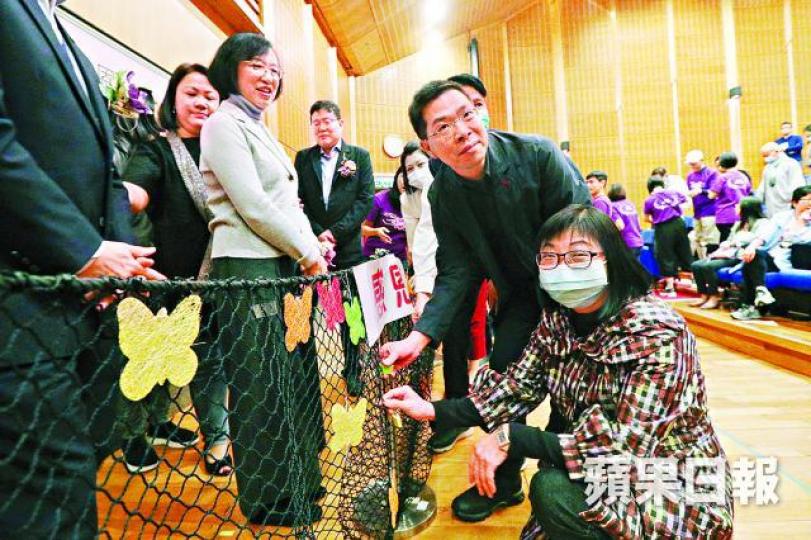 ■陳女士(右)把同心鎖鎖在感恩橋上,感謝捐贈者之恩。張志華攝 ■陳女士(右)把同心鎖鎖在感恩橋上,感謝捐贈者之恩。張志華攝