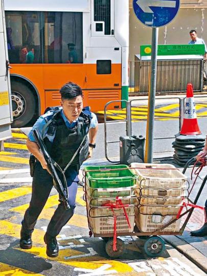 ■涉事珠寶店櫥窗玻璃被擊破兩個缺口,其中一個呈心形。劉永明攝
■涉事珠寶店櫥窗玻璃被擊破兩個缺口,其中一個呈心形。劉永明攝