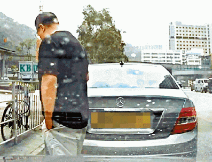■被捕男子日前被拍到由褲袋取出告票。
■被捕男子日前被拍到由褲袋取出告票。