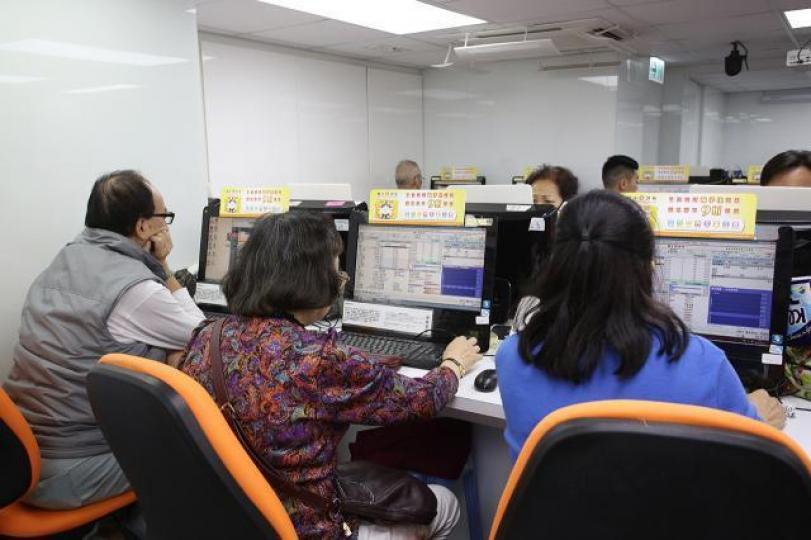 ■貿易戰消息此起彼落,投資者如怕做錯決定,一係離場一係用注碼控制風險。資料圖片 ■貿易戰消息此起彼落,投資者如怕做錯決定,一係離場一係用注碼控制風險。資料圖片