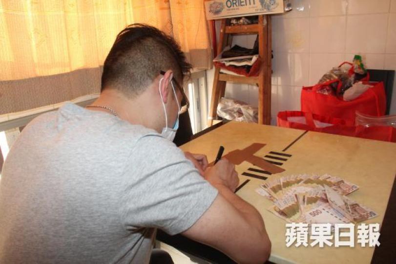 ■蘋果基金向廖婆婆家屬發放2萬元急援助渡難關。
■蘋果基金向廖婆婆家屬發放2萬元急援助渡難關。