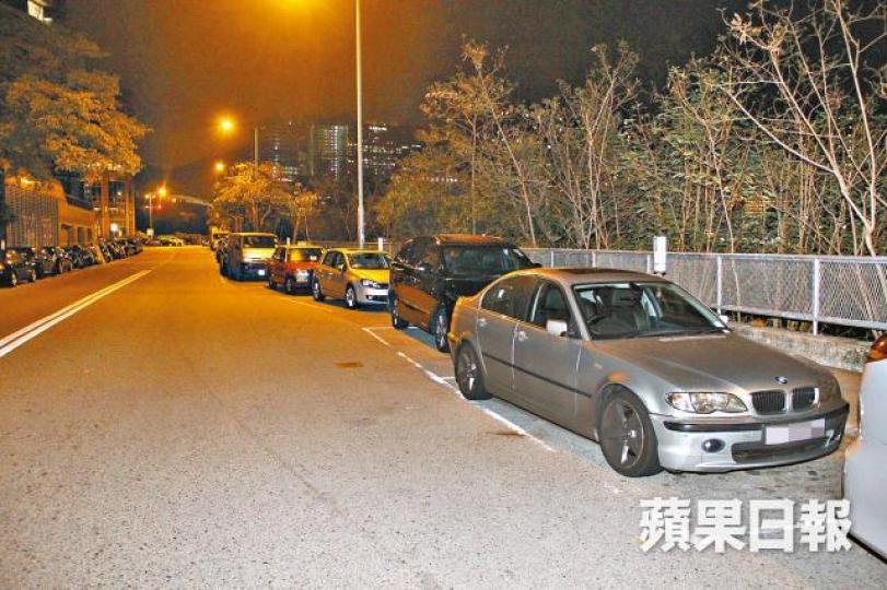 ■涉事寶馬停泊在鴨脷洲海旁道。
■涉事寶馬停泊在鴨脷洲海旁道。