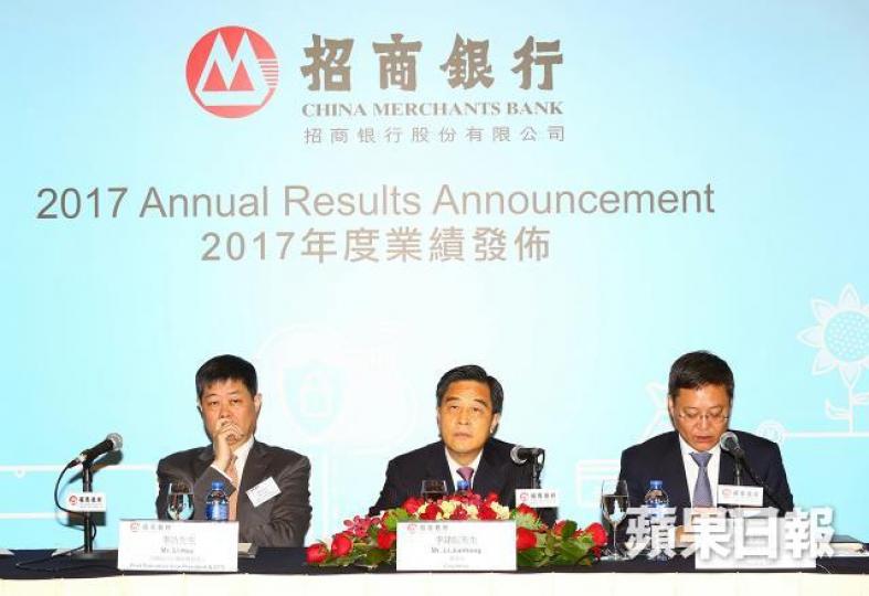 ■招行董事長李建紅(中)稱,目前集團沒有股本性集資需要。彭大偉攝
■招行董事長李建紅(中)稱,目前集團沒有股本性集資需要。彭大偉攝