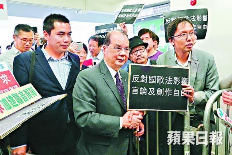 ■譚凱邦(右)昨聯同多個團體向張建宗請願。張志華攝
■譚凱邦(右)昨聯同多個團體向張建宗請願。張志華攝