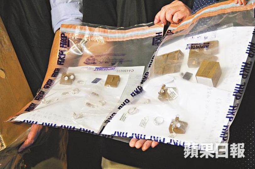 ■警方展示在劫匪身上起回的贓物,包括鑽石戒指及耳環等。
■警方展示在劫匪身上起回的贓物,包括鑽石戒指及耳環等。