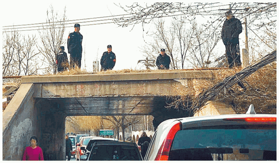 ■北京實施交管致大塞車,沿路有公安監視情況。 互聯網 ■北京實施交管致大塞車,沿路有公安監視情況。 互聯網
