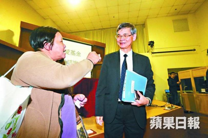 ■羅致光昨出席關愛基金公眾諮詢會後與市民交流。王子俊攝
■羅致光昨出席關愛基金公眾諮詢會後與市民交流。王子俊攝