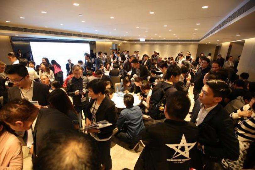 ■過去兩年,地產商以高成數按揭吸引不少買家,萬一樓價下跌,買家只會怪責政府出招推冧樓市。資料圖片
■過去兩年,地產商以高成數按揭吸引不少買家,萬一樓價下跌,買家只會怪責政府出招推冧樓市。資料圖片