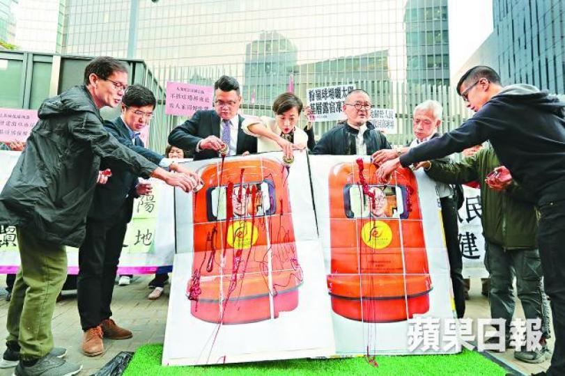 ■立會議員昨向劉江華頭像淋油,表達對政府拒收回粉嶺高球場的不滿。謝榮耀攝
■立會議員昨向劉江華頭像淋油,表達對政府拒收回粉嶺高球場的不滿。謝榮耀攝