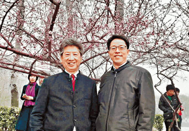 ■湯家驊(左)稱與張曉明賞櫻「羅曼蒂克」。
■湯家驊(左)稱與張曉明賞櫻「羅曼蒂克」。