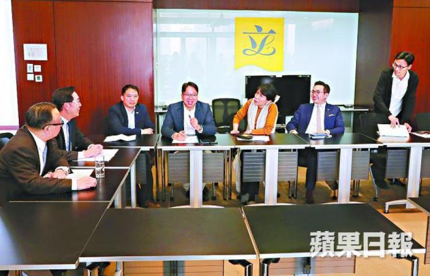 ■陳健波(左二)昨與建制及民主派代表商討財委會議程次序。謝榮耀攝
■陳健波(左二)昨與建制及民主派代表商討財委會議程次序。謝榮耀攝