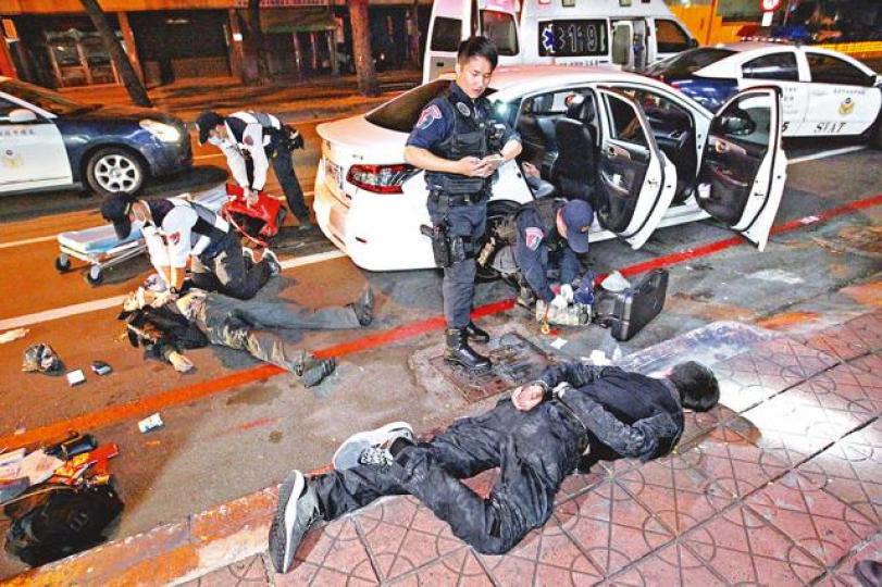 ■疑犯車輛彈痕纍纍,全車有10多處彈孔。
■疑犯車輛彈痕纍纍,全車有10多處彈孔。