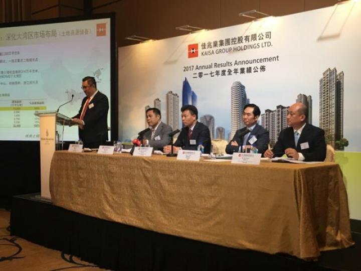 ■郭英成(中)指明家的科技銷售業務跟公司有互補作用,希望能與樂視和解。
■郭英成(中)指明家的科技銷售業務跟公司有互補作用,希望能與樂視和解。