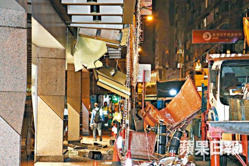 ■吊臂將環保斗吊至頂樓時,突然摺曲及傾側撞向天台欄杆,令環保斗墮地。
■吊臂將環保斗吊至頂樓時,突然摺曲及傾側撞向天台欄杆,令環保斗墮地。