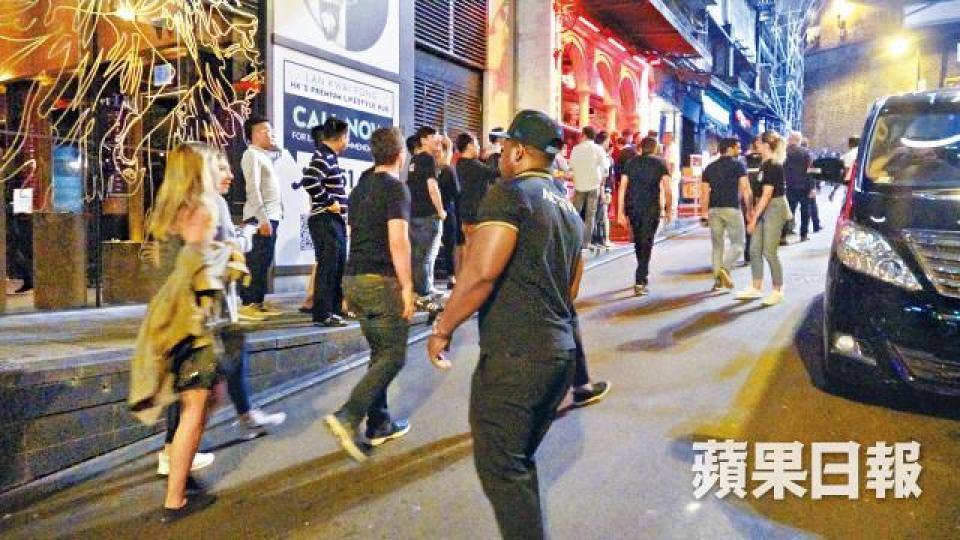 ■蘭桂坊有不少受聘於酒吧的非裔人士在街頭招客。
■蘭桂坊有不少受聘於酒吧的非裔人士在街頭招客。