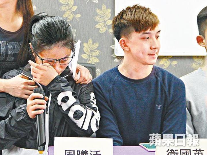 ■空手道運動員昨斥港協放生空總,被踢出體院的周曦活(左)講述慘況時一度落淚。周子惇攝
■空手道運動員昨斥港協放生空總,被踢出體院的周曦活(左)講述慘況時一度落淚。周子惇攝