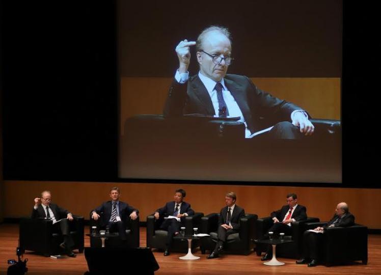 ■證監會論壇本月中舉行,投資者了解監管風向,或多或少能趨吉避凶。左一為證監會行政總裁歐達禮。資料圖片
■證監會論壇本月中舉行,投資者了解監管風向,或多或少能趨吉避凶。左一為證監會行政總裁歐達禮。資料圖片