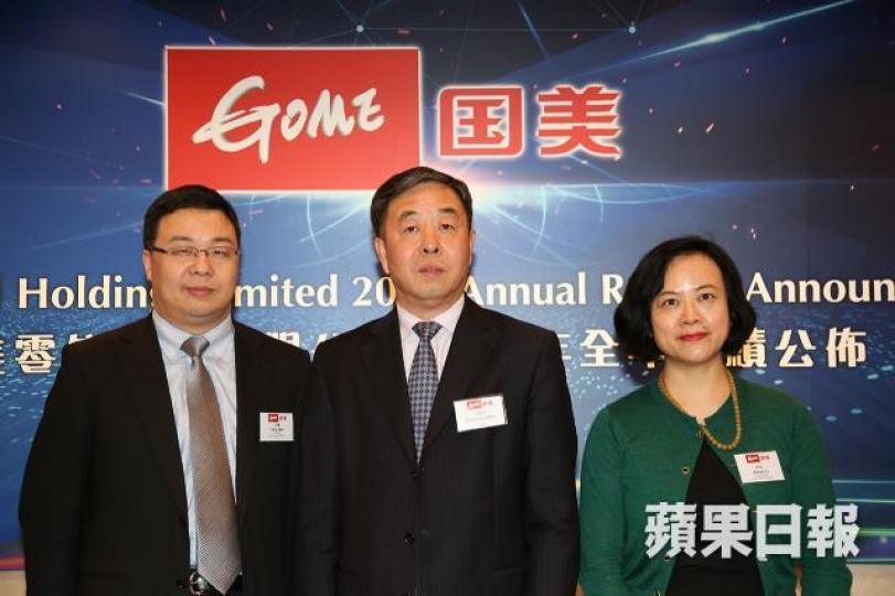 ■國美零售總裁王俊洲(中)指公司計劃把一、二線城市的大店繼續翻新成「家裝店」。晉平安攝
■國美零售總裁王俊洲(中)指公司計劃把一、二線城市的大店繼續翻新成「家裝店」。晉平安攝