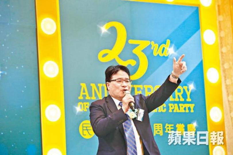 ■李華明早前於民主黨黨慶唱歌,獲林鄭認捐3萬元。
■李華明早前於民主黨黨慶唱歌,獲林鄭認捐3萬元。