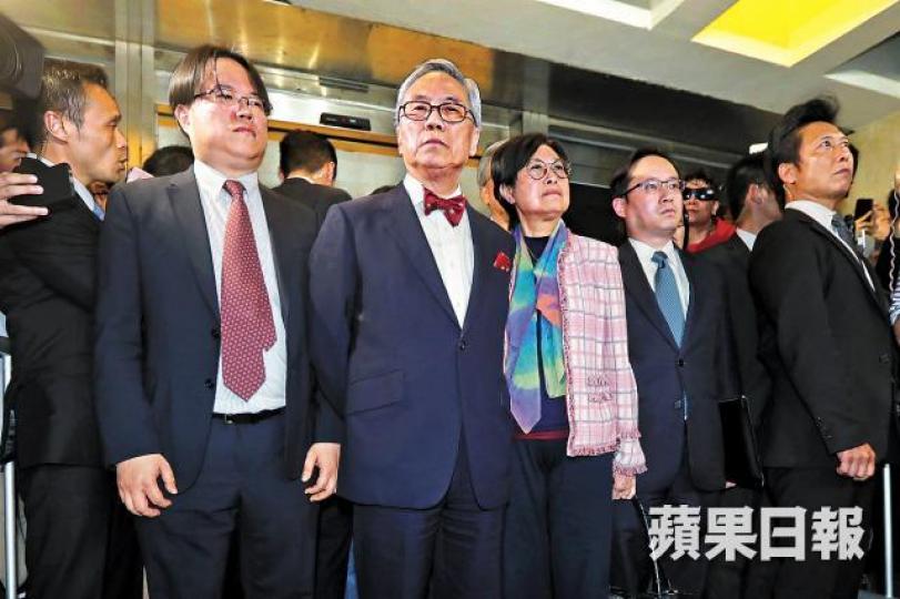 ■曾蔭權(左二)昨就訟費令提上訴;圖為他與家人去年聆訊後於庭外會見傳媒。
■曾蔭權(左二)昨就訟費令提上訴;圖為他與家人去年聆訊後於庭外會見傳媒。