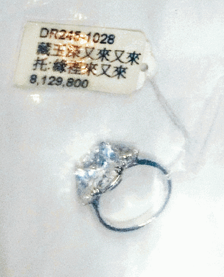 ■警方起回的飾品繫有中文暗碼,代表飾品的成本價,供店員參考。
■警方起回的飾品繫有中文暗碼,代表飾品的成本價,供店員參考。