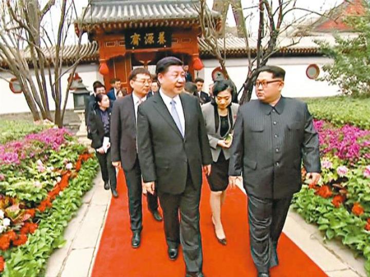 ■習近平與金正恩到養源齋會面。 ■習近平與金正恩到養源齋會面。