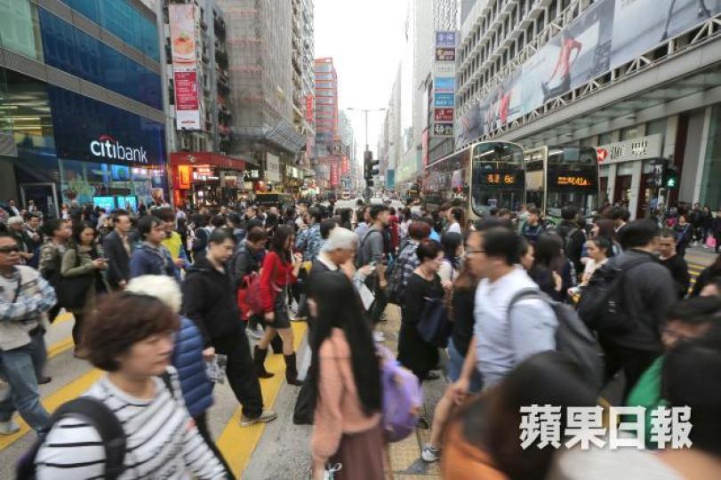 ■積金局擬將強積金供款下限調高至8,000元。資料圖片 ■積金局擬將強積金供款下限調高至8,000元。資料圖片