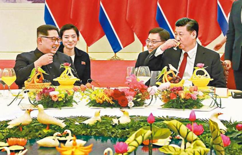 ■金正恩日前在北京人民大會堂國宴上與習近平暢飲茅台。 美聯社 ■金正恩日前在北京人民大會堂國宴上與習近平暢飲茅台。 美聯社