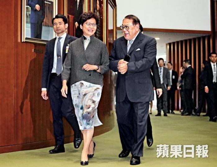 ■林鄭昨出席立法會答問環節前與石禮謙有講有笑。朱永倫攝■鍾國斌表明不接受取消強積金對沖新方案。袁志中攝 ■林鄭昨出席立法會答問環節前與石禮謙有講有笑。朱永倫攝■鍾國斌表明不接受取消強積金對沖新方案。袁志中攝