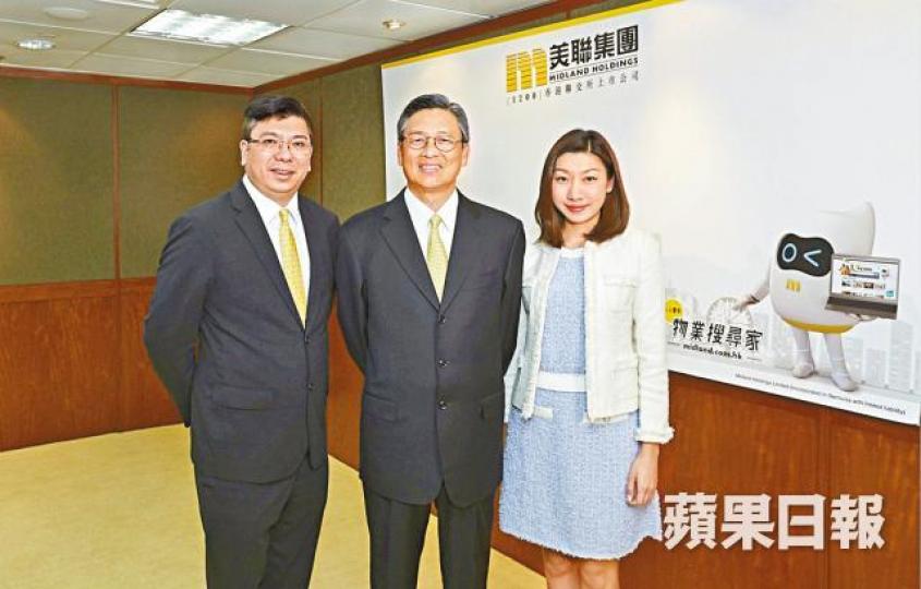 ■美聯主席黃建業(中)維持全年樓價升10%的預測。
■美聯主席黃建業(中)維持全年樓價升10%的預測。