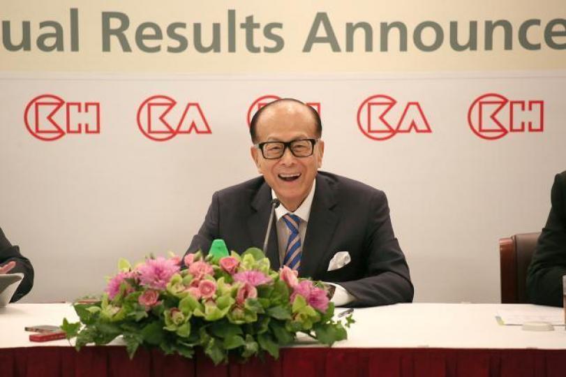 ■年近90歲的「超人」李嘉誠,自12歲起搵食,終於可以退休喇。資料圖片 ■年近90歲的「超人」李嘉誠,自12歲起搵食,終於可以退休喇。資料圖片
