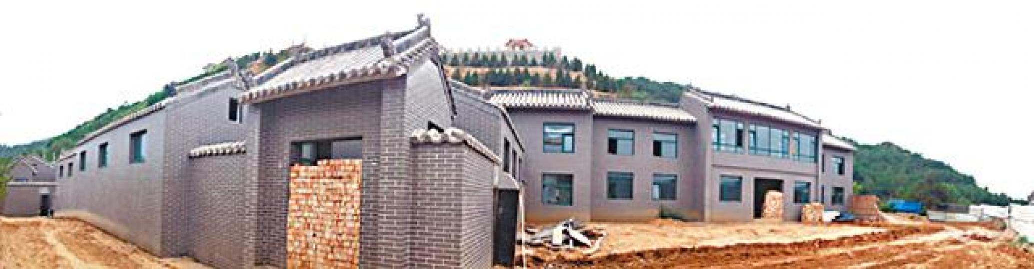 ■張中生請風水師選址建別墅,一字排開綿延逾百米。 ■張中生請風水師選址建別墅,一字排開綿延逾百米。
