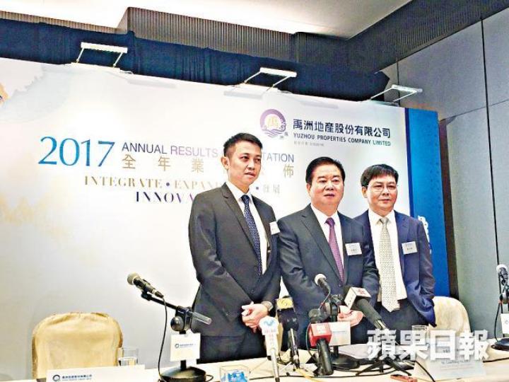 ■禹洲主席林龍安(中)表示,冀2020年銷售目標達1,200億人民幣。
■禹洲主席林龍安(中)表示,冀2020年銷售目標達1,200億人民幣。