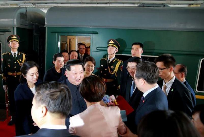 ■金正恩及妻子李雪主乘專列火車到達北京訪問。美聯社 ■金正恩及妻子李雪主乘專列火車到達北京訪問。美聯社