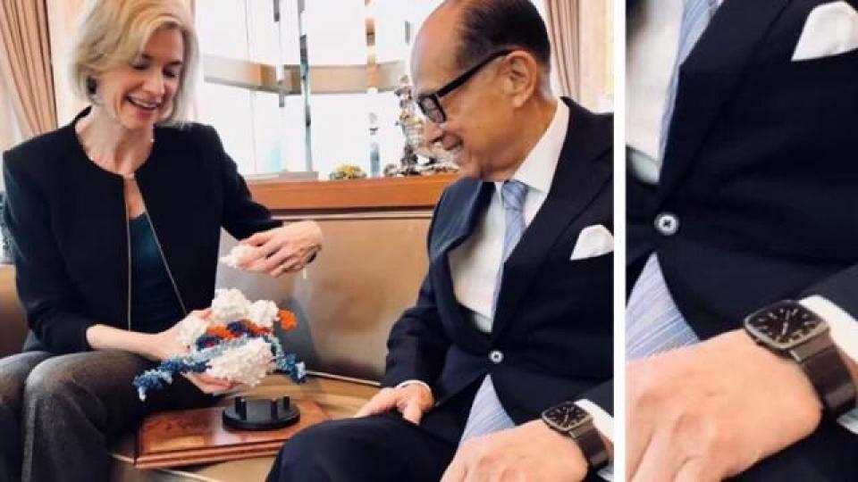■李嘉誠基金會上年底,Post咗張相,係加州伯克萊大學教授杜德納,親自喺香港教超人利用3D打印的Lego展示DNA剪輯過程。點知呢張相,就意外俾大家發現超人有新錶。■李嘉誠隻新錶,疑似係Rador5.5系列。 ■李嘉誠基金會上年底,Post咗張相,係加州伯克萊大學教授杜德納,親自喺香港教超人利用3D打印的Lego展示DNA剪輯過程。點知呢張相,就意外俾大家發現超人有新錶。■李嘉誠隻新錶,疑似係Rador5.5系列。