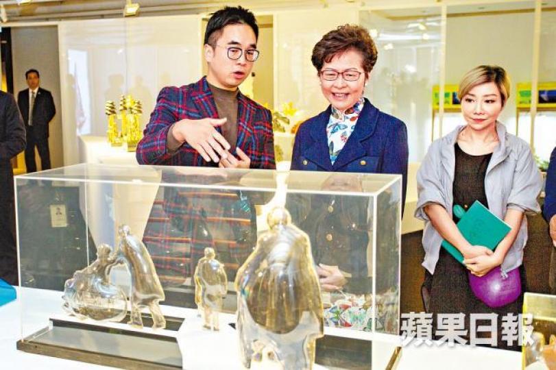 ■林鄭殺入Emerald City藝術展,細心聽Adrian介紹藝術品。 ■林鄭殺入Emerald City藝術展,細心聽Adrian介紹藝術品。
