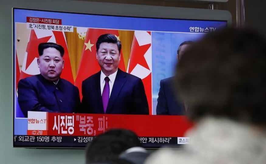 ■南韓電視台昨報道金正恩訪華與習近平會面的消息。美聯社 ■南韓電視台昨報道金正恩訪華與習近平會面的消息。美聯社