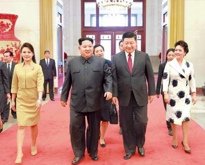 ■習近平與妻子彭麗媛周一在北京人民大會堂歡迎金正恩及妻子李雪主到訪。路透社 ■習近平與妻子彭麗媛周一在北京人民大會堂歡迎金正恩及妻子李雪主到訪。路透社