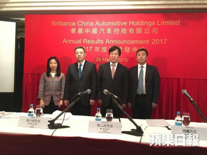 ■華晨主席吳小安(左二)及行政總裁祁玉民(右二)。
■華晨主席吳小安(左二)及行政總裁祁玉民(右二)。