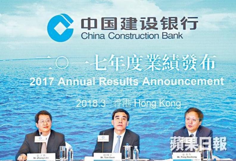 ■龐秀生(右)預測,建行今年不良貸款穩中略降。彭大偉攝 ■龐秀生(右)預測,建行今年不良貸款穩中略降。彭大偉攝