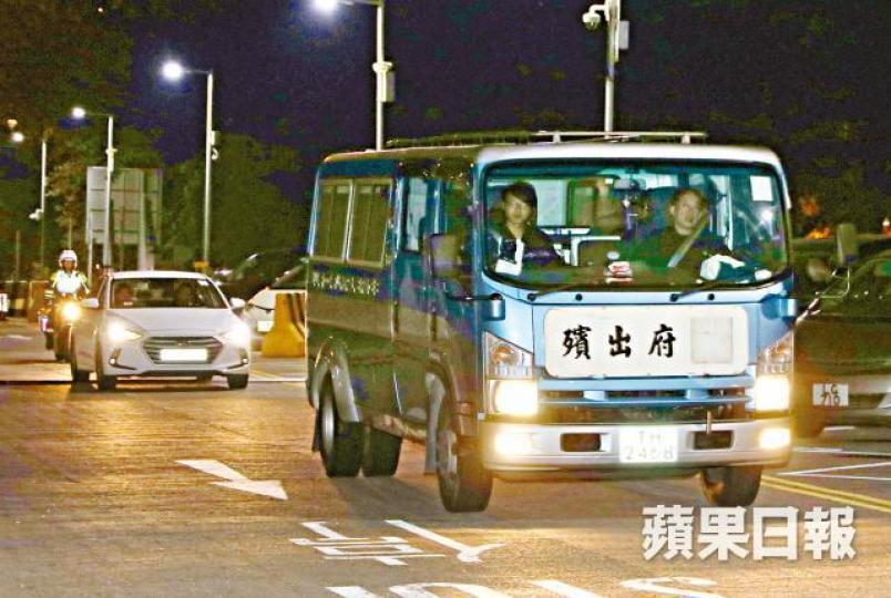 ■潘女遺體運返港後,由靈車運往葵涌殮房。 ■潘女遺體運返港後,由靈車運往葵涌殮房。