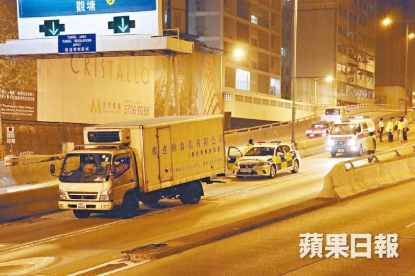 ■警方向肇事食品公司借用同款貨車,模擬案發時狀況。
■警方向肇事食品公司借用同款貨車,模擬案發時狀況。
