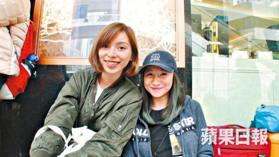 ■大專生潘小姐(左)及林小姐前日起已通宵排隊。 ■大專生潘小姐(左)及林小姐前日起已通宵排隊。