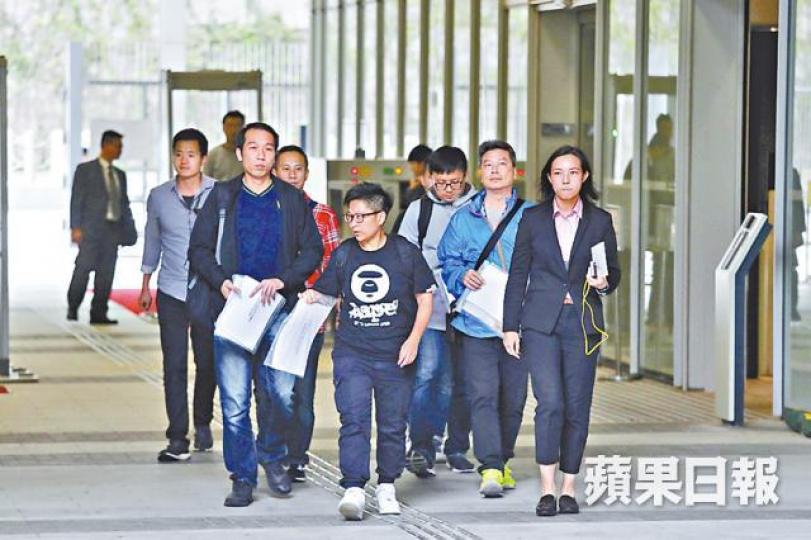 ■重案組探員昨午就議員收恐嚇信一事到立法會大樓搜證。
■重案組探員昨午就議員收恐嚇信一事到立法會大樓搜證。