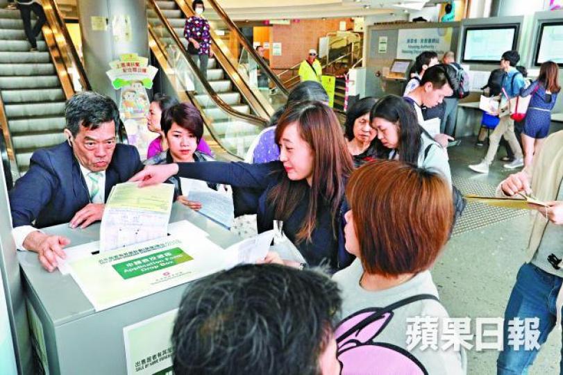 ■新居屋昨起接受申請,樂富銷售中心全日人流絡繹不絕。張志華攝 ■新居屋昨起接受申請,樂富銷售中心全日人流絡繹不絕。張志華攝